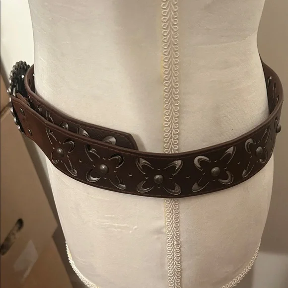 Brown Leather Western Belt with Rhinestone Floral Buckle – Boho Cowgirl Style - Picture 4 of 12